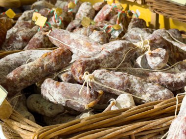 Yerel pazarda hasır sepette İtalyan salamı sergileniyor..