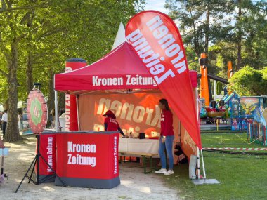 Aile eğlence fuarında kırmızı tepe örtülü açık hava çadırı.