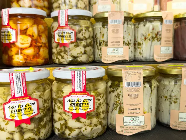 Markette sergilenen çeşitli İtalyan sebze ve sarımsak kavanozları..