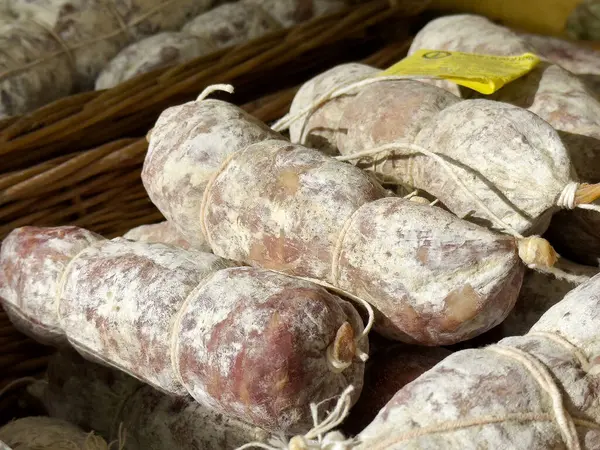 Pazar sepetinde kırsal İtalyan salamı sergisi.