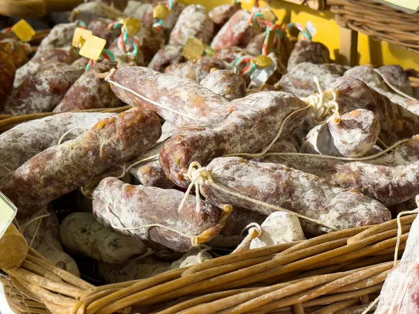 Yerel pazarda hasır sepette İtalyan salamı sergileniyor..