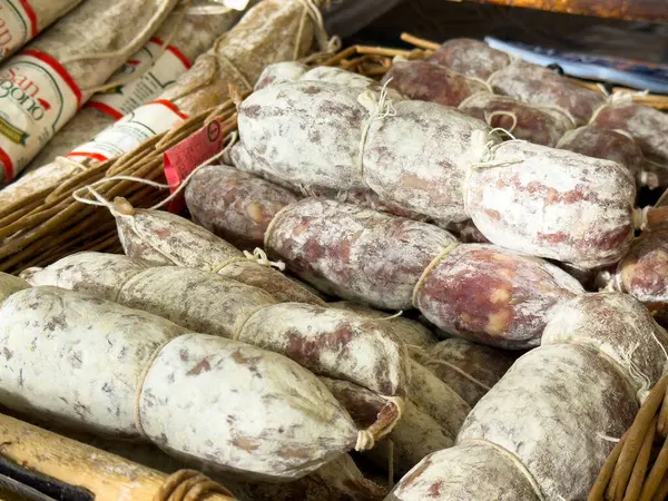 Pazar sepetinde kırsal İtalyan salamı sergisi.