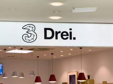 Kolye ışıkları ve logosu olan bir mağazanın modern iç tasarımı.