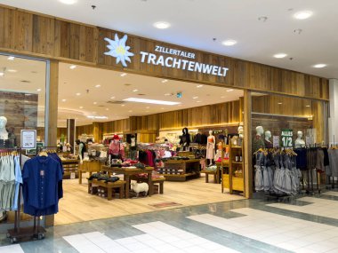 Alışveriş merkezinde geleneksel kıyafet ve aksesuar satan bir mağaza..