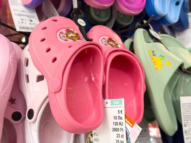 Depoda çizgi film tasarımlı renkli çocuk takunyaları.