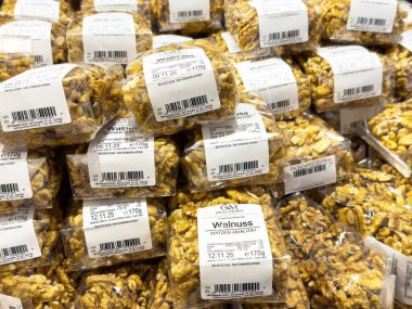 Market koridorunda son kullanma tarihi olan paketlenmiş ceviz görüntüsü.