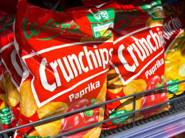 Baharat rafında kırmızı biber cipsi poşetleri.