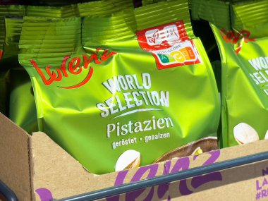 Lorenz dünya seçim şam fıstıkları canlı yeşil ambalajda sergileniyor.