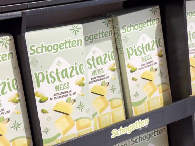 Antep fıstıklı beyaz çikolata ambalajı vitrininde sergileniyor..