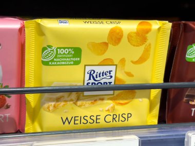 Ritter sporu Weisse sergilenen rafta taze çikolata.