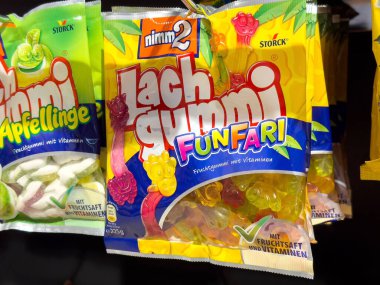 Mağazada çeşitli şeker paketleri sergileniyor.