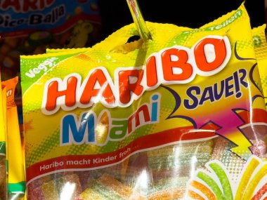 Renkli haribo miami parlak tasarımla ekşi şeker paketi.