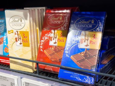 Lindt Lindor çikolata çeşitleri market koridorunda sergileniyor..