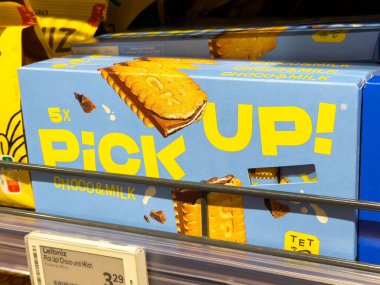 Aç şunu! Mağaza rafında canlı mavi ambalajlı çikolatalı süt bisküvileri.