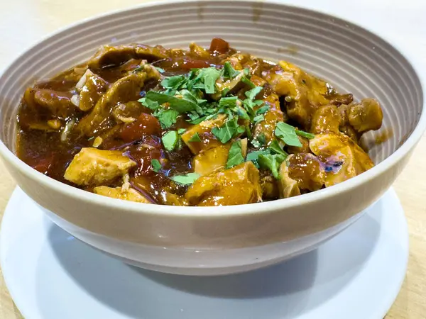 Taze otlarla süslenmiş lezzetli tavuk güveci..