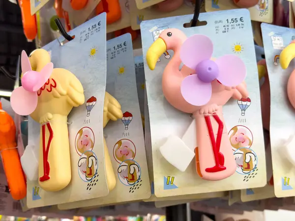 Sergilenen pervaneli, kuş şeklinde renkli oyuncaklar.