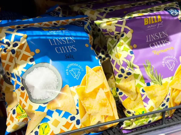 Market vitrininde tuz ve biberiye aromalı cips paketleme.