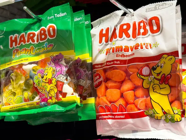 Phantasia ve primavera çantalı Haribo şekerleme sergisi..