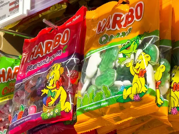 Haribo jelibon ayı paketleri mağaza rafında sergileniyor.