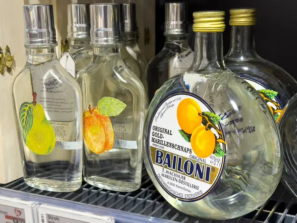 Bailoni kayısı likörü şişeleri ve meyve etiketi..