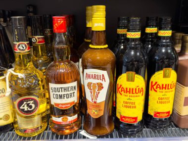 Sergilenen çeşitli likör şişeleri: licor 43, güney konforu, amarula, kahlua.