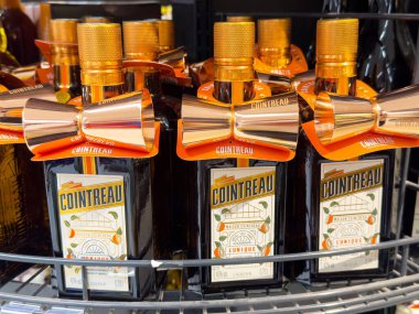 Vitrinde papyon ambalajlı Cointreau şişeleri.