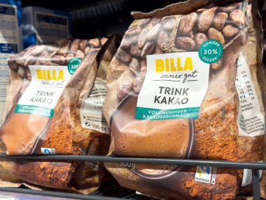 Billa hazır kakao karışımı. Süpermarket rafında çikolata aromalı..