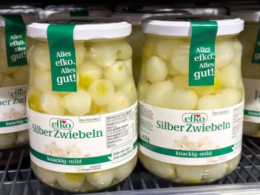 Rafta soğan turşusu kuran efko silber zwiebeln kavanozları.