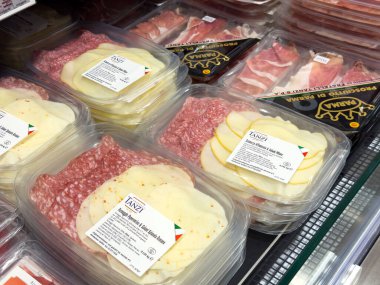 Süpermarkette paketlenmiş İtalyan sandviçi ve peyniri çeşitleri.