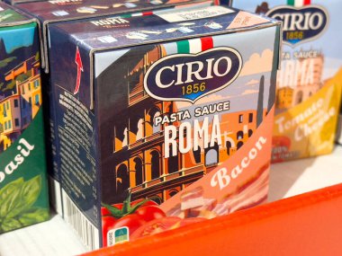 Süpermarketin rafında domuz pastırması aromalı Cirio roma makarna sosu kutusu.