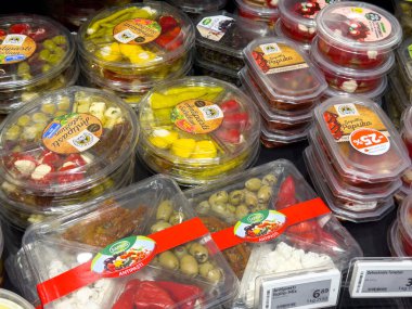 Marketteki plastik kaplarda çeşitli Akdeniz antipatik seçimleri.