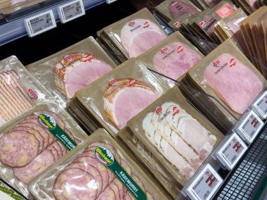 Süpermarket vitrininde dilimlenmiş et çeşitliliği.