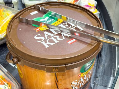 Market vitrininde maşalı lahana turşusu konteynırı.