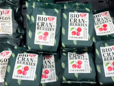 Organik biyolojik yaban mersini paketleri depoda sergileniyor.