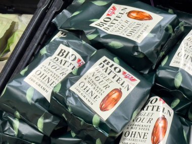 Alman süpermarket görünümünde ilave şeker bulunmayan organik tarih paketleri.
