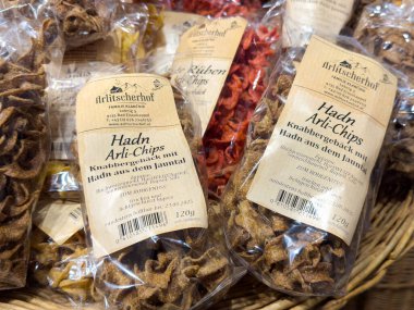 Sepette sergilenen ferlitschhof aile çiftliğinden arli-çip paketleri.