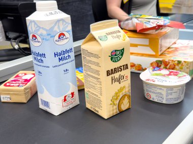 Bakkaldan süt, vejetaryen içeceği ve taşıma bandında yiyecek kontrolü..