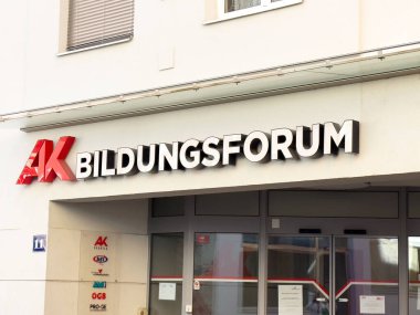 Beyaz Bildungsforum girişinin dış görünüşü belirgin kırmızı logoyla.