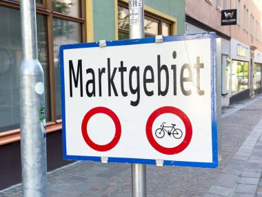 Kentsel alanda araçları ve bisikletleri kısıtlayan Marktgebiet imzası.