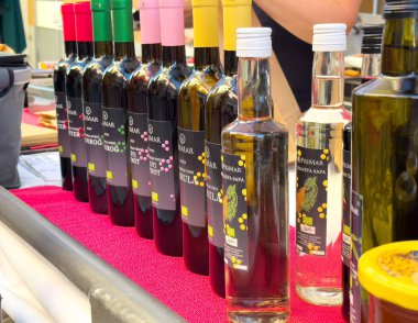 Bir pazarda sergilenen çeşitli gurme sirke şişeleri.