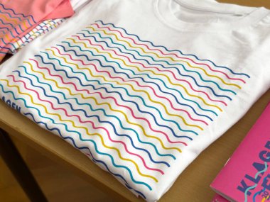 Renkli dalga desenli beyaz tişört.