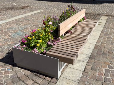 Parke sokağında renkli çiçek desenli şehir bankı..