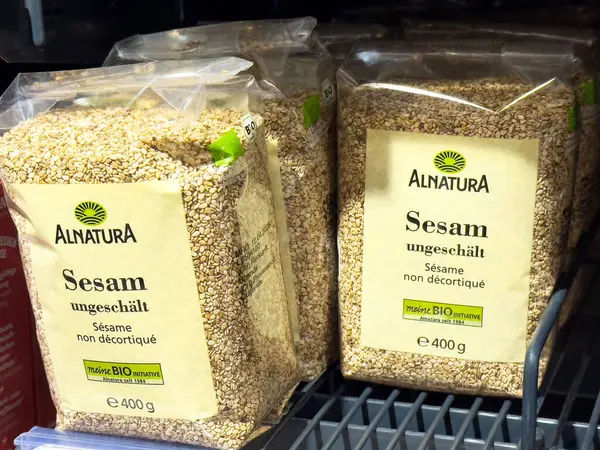 Çevre dostu ambalajlarda depolanan organik susam tohumları.