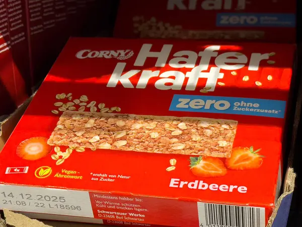 Klişe haferkraft çilekli yulaf ezmesi paketleme ve Almanca 'da şeker eklenmemiş..