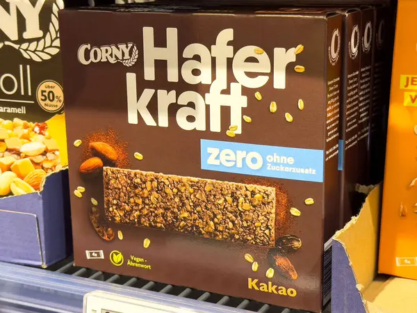 Vejetaryen diyeti için eklenmiş şekersiz mısır gevreği aromalı yulaf ezmesi..