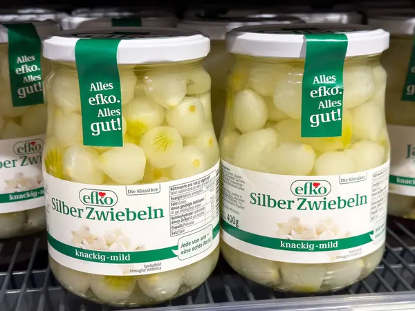 Rafta soğan turşusu kuran efko silber zwiebeln kavanozları.