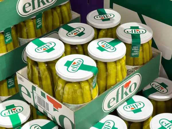 Efko raftaki perakende ambalajında sergilenen turşu kavanozları.