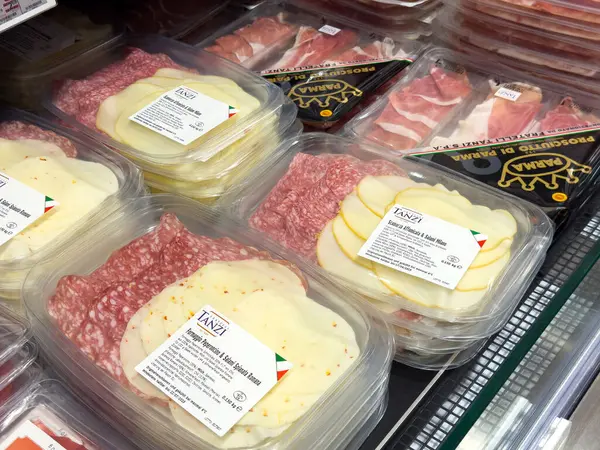 Süpermarkette paketlenmiş İtalyan sandviçi ve peyniri çeşitleri.