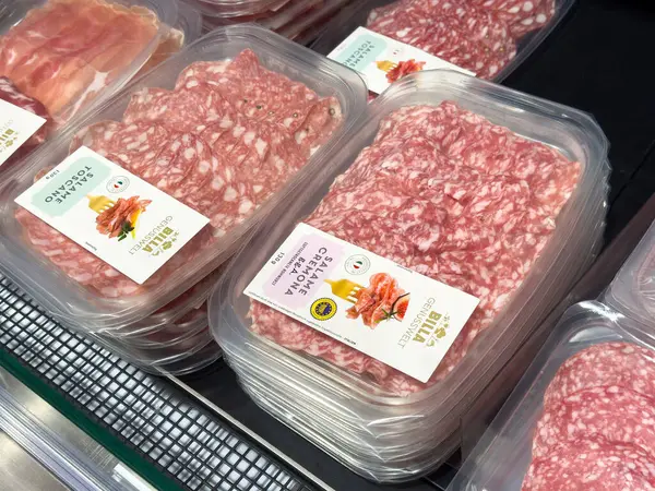 Market vitrininde dilimlenmiş salam ve salam..