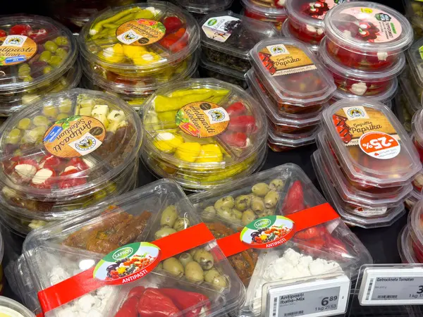 Marketteki plastik kaplarda çeşitli Akdeniz antipatik seçimleri.